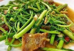 ผัดผักกระเฉดหมูกรอบ