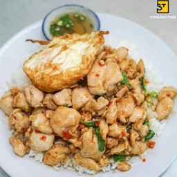 ข้าวกะเพราไก่ชิ้น+ไข่ดาว