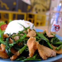 ข้าวผัดผักบุ้งหมูชิ้น