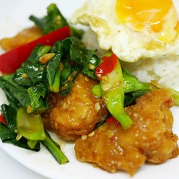 ข้าวราดคะน้าไก่กรอบ