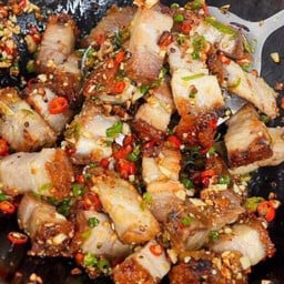หมูกรอบคั่วพริกเกลือเป็นกับข้าว