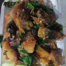 กระเพราหมูกรอบไข่เยี่ยวม้าราดข้าว