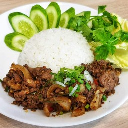 ข้าวราด ลาบหมูคั่วเจียงฮายพร้อมผักสด