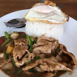 ข้าว หมูนุ่มหรือไก่ผัดพริกไทยดำ