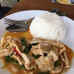 ข้าว หมูหรือไก่ผัดกระเพรา