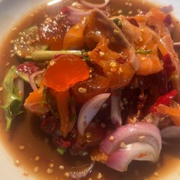 ยำแซลมอลไข่แดง