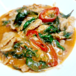 หมู หรือ ไก่ผัดกระเพรา