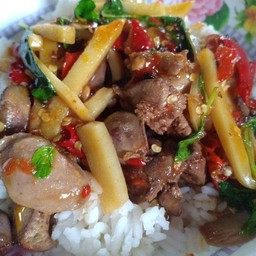 กระเพราเครื่องในไก่หน่อไม้เส้นไข่ดาวเเถม