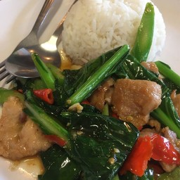 ข้าวราดคะน้าไก่ชิ้น