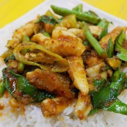 ข้าวพริกแกงปลาหมึกใส่ถั่วฟักยาว