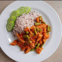 ข้าวพริกแกงหมูชิ้นใส่ถัวฟักยาว