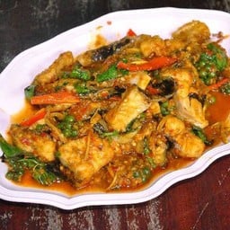 ผัดเผ็ดปลากระพง ยกตัว