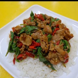 กะเพราหมูชิ้นราดข้าว