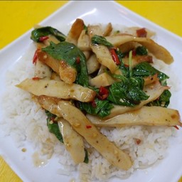 กะเพราหมูยอราดข้าว