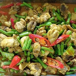 ผัดเผ็ดไก่ ถั่วฝักยาว
