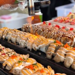 กินดี ซูชิพ่นไฟ / แซลม่อน