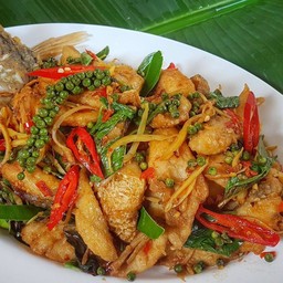 ปลากระพงผัดฉ่า ยกตัว