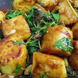 ผัดกระเพราเต้าหู้ไข่ราดข้าว(มัง)