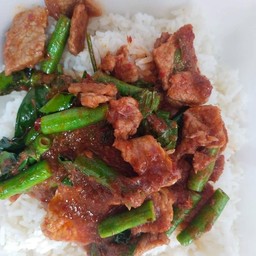 ผัดพริกแกงหมูราดข้าว