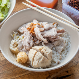 ก๋วยเตี๋ยวหมูน้ำใส ลูกชิ้นจัมโบ้