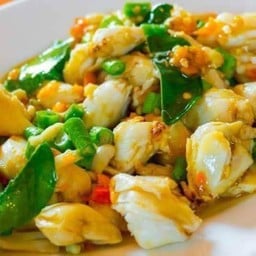 เนื้อปูก้อนผัดพริกเหลือง