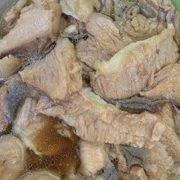 ก๋วยเตี๋ยวเนื้อ/ไข่เจียวทรงเครื่อง (รพ.ชลประทาน)