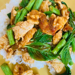 ผัดพริกแกงไก่ราดข้าว