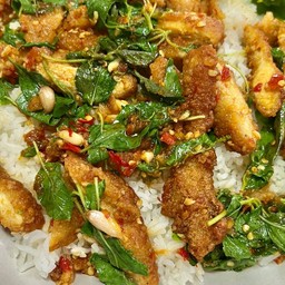 ข้าวกะเพราไก่ทอด