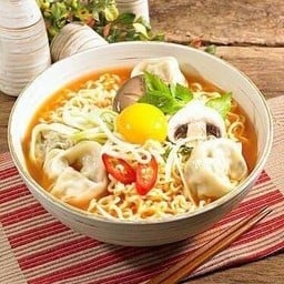 มาม่าใส่เกี๊ยว ( ฟรีโยเกิร์ต )