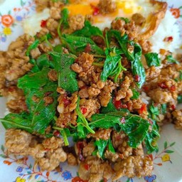 ข้าวราดกะเพราหมูกรอบไข่เจียว