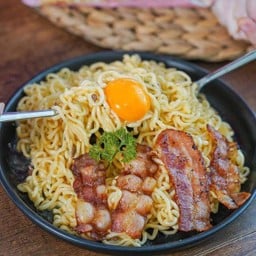 มาม่าแห้งหมูรวน ไข่ลวกไส้กรอก😘