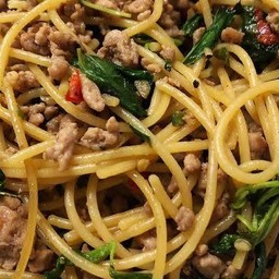 สปาเก็ตตี้ผัดกระเพราหมูสับ/ไก่สับ