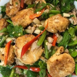 เต้าหู้ไข่ผัดขึ้นฉ่ายหมูสับ
