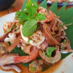 ลาบรวมมิตรจัดเต็ม