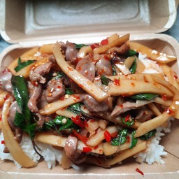 ข้าวกะเพรากึ๊นไก่หน่อไม้