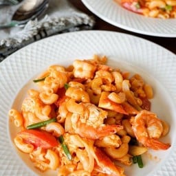 มักกะโรนีผัดซอสมะเขือเทศ Macaroni with tomato sauce