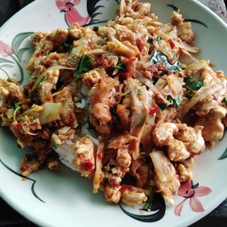 ข้าวราดกระเพราไก่หน่อไม้ดอง