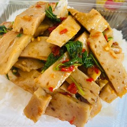 กระเพราหมูยอราดข้าว