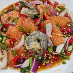 ยำแซลมอนกุ้งสด