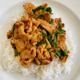 กะเพราหมูชิ้น ราดข้าว