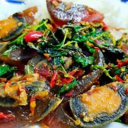 กระเพราไข่เยี่ยมม้ากระเพรากรอบ กับข้าว
