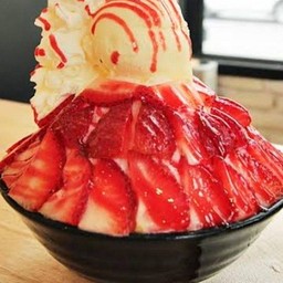 บิงซูสตอเบอรี่ (ใส่ถ้วยพลาสติกปิดฝา)