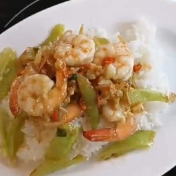ผัดพริกกุ้งราดข้าว