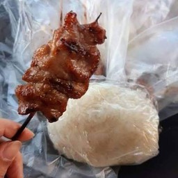 อิ่มชุดใหญ่ หมูปิ้ง 12 ไม้ ข้าวเหนียว 3 ห่อ