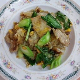 เส้นใหญ่ผัดซีอิ้วหมู