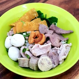 ก๋วยเตี๋ยวแห้งไม่ยำ พิเศษ