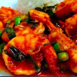 ผัดพริกแกงกุ้งราดข้าว
