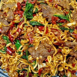 [อร่อยซ่ากับโค้ก] มาม่าผัดใบกะเพรา +  โค้ก ออริจินัล (ขวด)