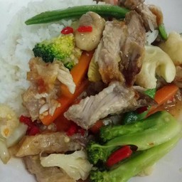 ข้าวราดผัดผักรวมมิตรหมูกรอบ