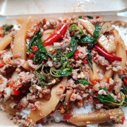 ข้าวกะเพราหมูสับหน่อไม้